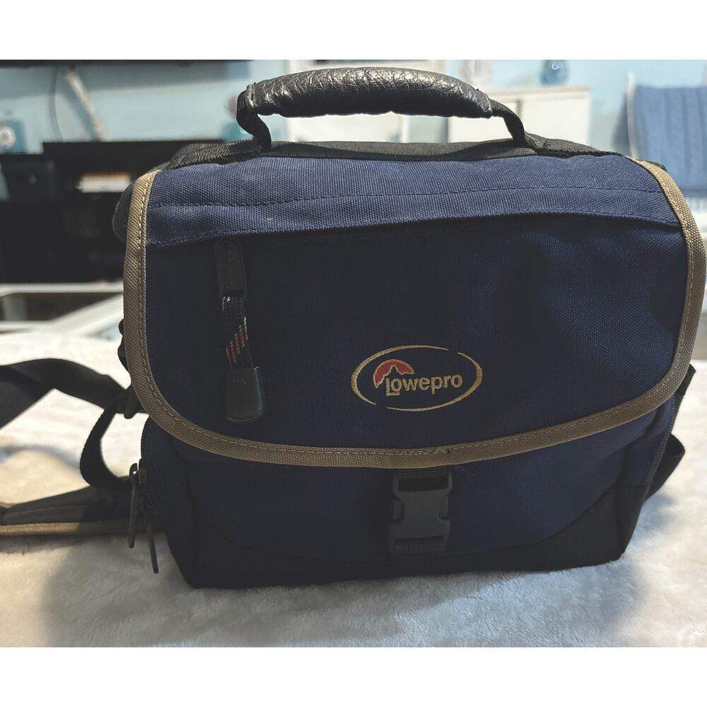 Canon EOS 40D Digital Camera, EFS 18-55 mm Lens, Battery, Charger, Strap and Bag - Picture 2 of 15